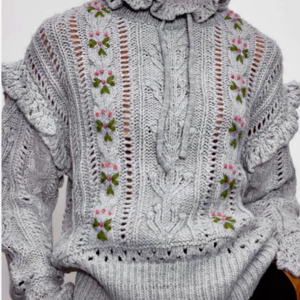 ZARA‎ Embroidered Gray Flowery Sweater Front and Back Intricate Design Size M